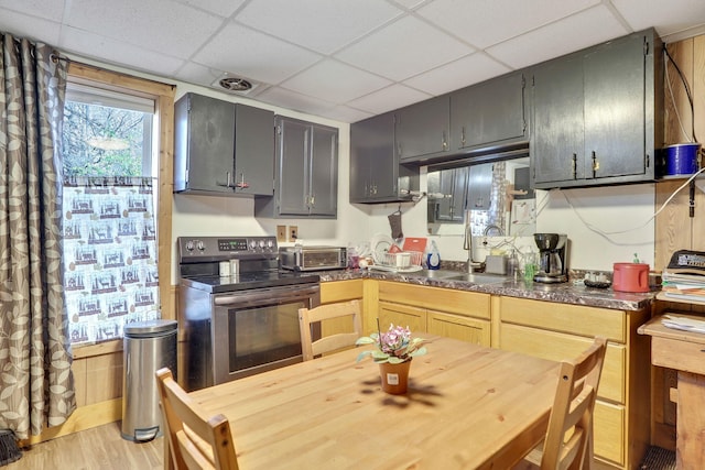 kitchen featuring gray cabinetry, stainless steel range with electric stovetop, light hardwood / wood-style flooring, a paneled ceiling, and sink