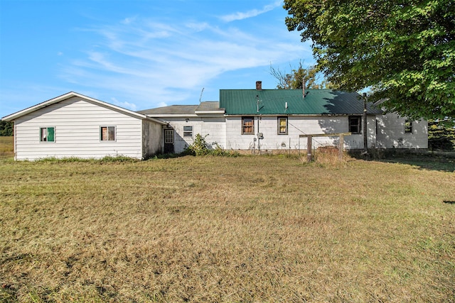 back of house featuring a yard