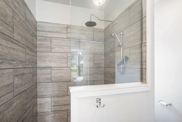 bathroom featuring tiled shower