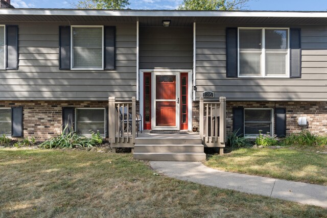 split foyer home with a front lawn