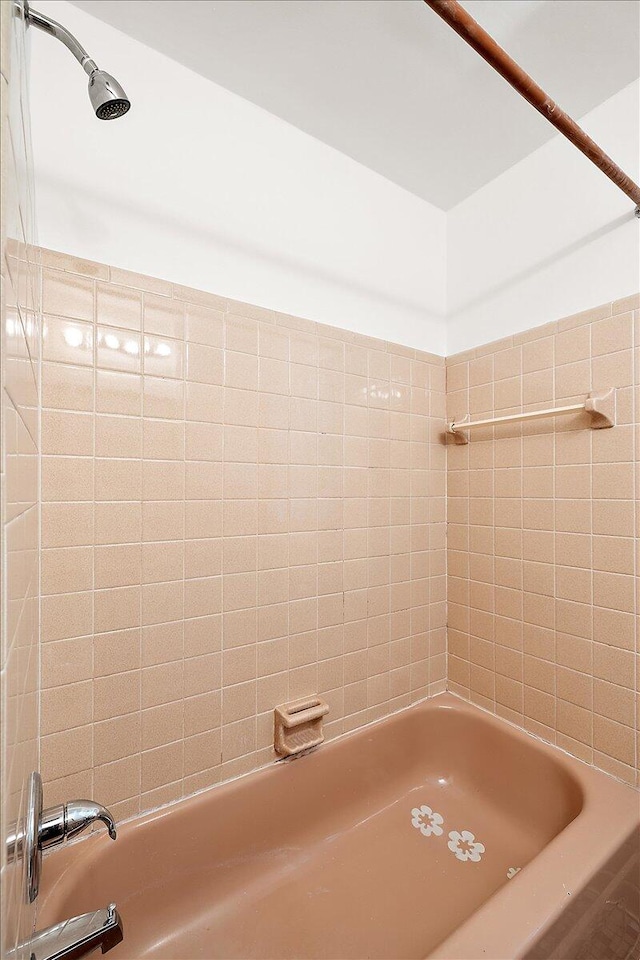 bathroom with tiled shower / bath