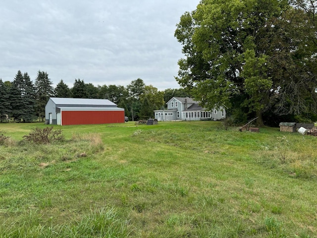 view of yard featuring an outdoor structure