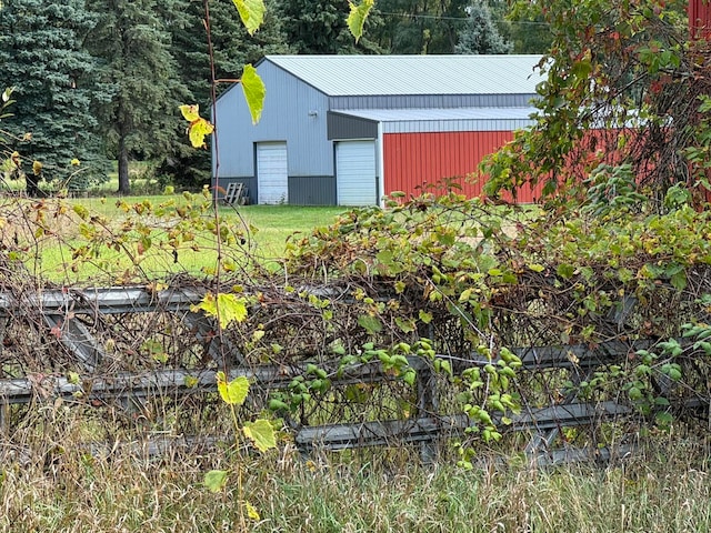 view of yard with an outdoor structure and a garage