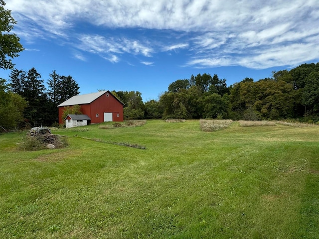 view of yard featuring an outbuilding