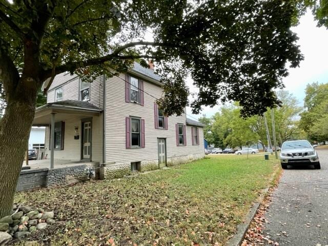 view of front of home with a front lawn