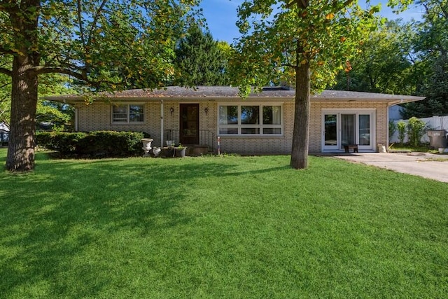 single story home featuring a front yard