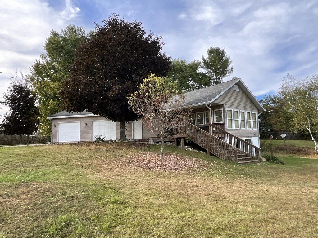 view of front facade featuring a front yard