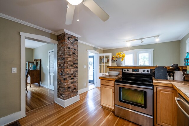 kitchen with ceiling fan, ornamental molding, stainless steel appliances, and light hardwood / wood-style floors