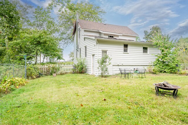 view of yard featuring an outdoor fire pit