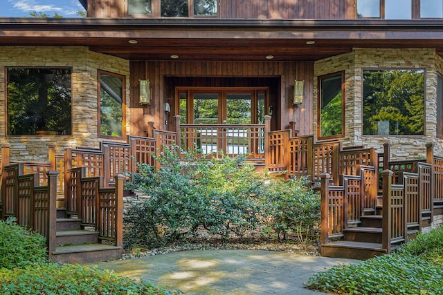 entrance to property featuring covered porch