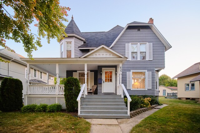 view of front of property featuring a porch and a front yard