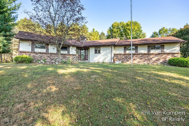 ranch-style house featuring a front yard