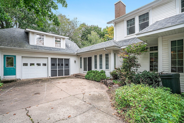 view of front property featuring a garage