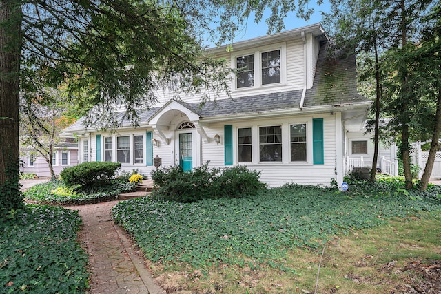 view of front of property with a front lawn