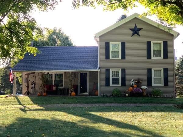 view of front of property with a front lawn