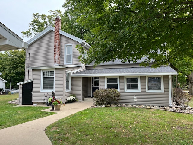 view of front of house featuring a front lawn