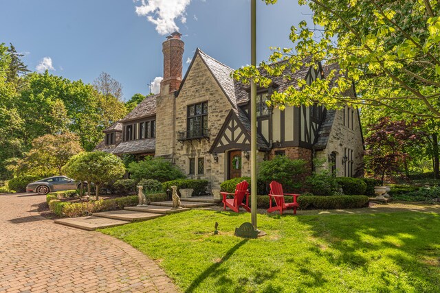 view of front facade with a front yard