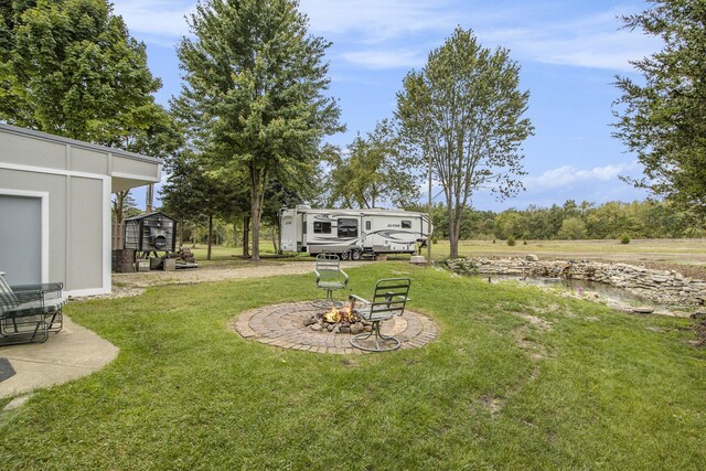 view of yard with a storage shed