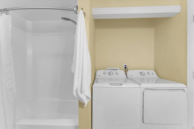 washroom featuring washing machine and clothes dryer