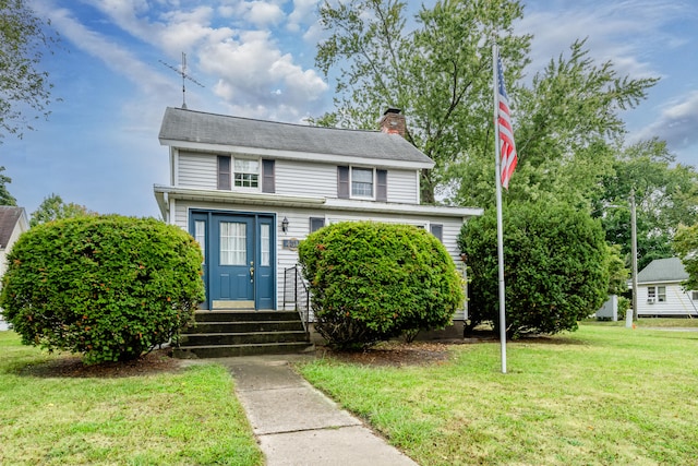 view of front of property featuring a front yard