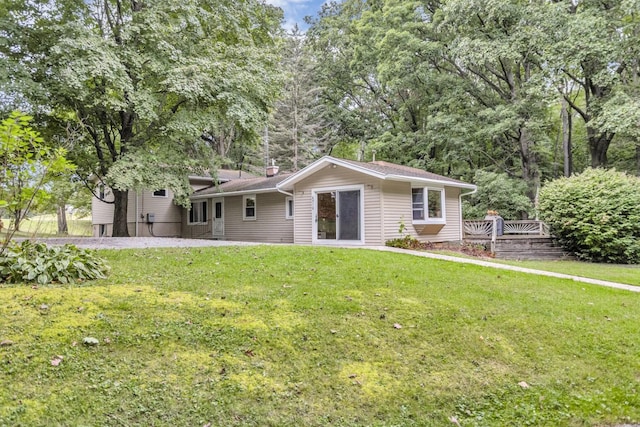 ranch-style home featuring a front lawn