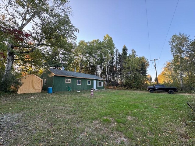 view of yard featuring a shed