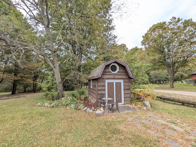 view of outdoor structure with a yard