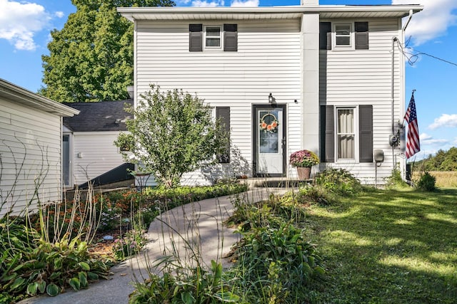 view of front of house featuring a front lawn