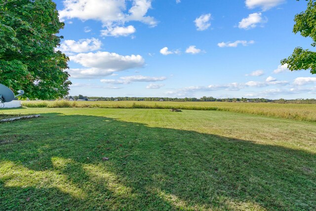 view of yard featuring a rural view