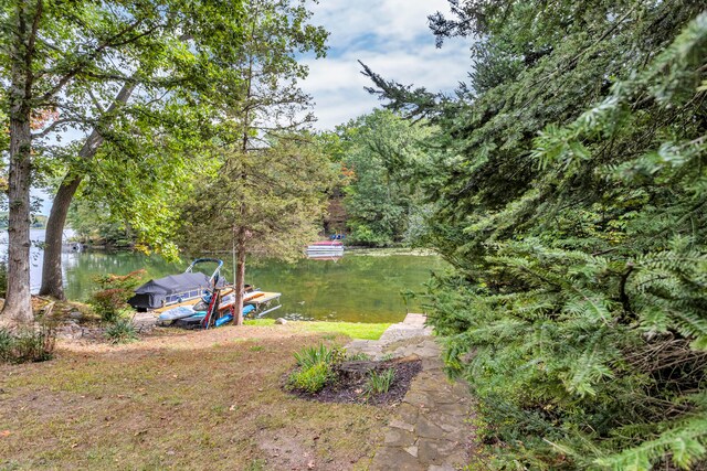 view of yard featuring a water view