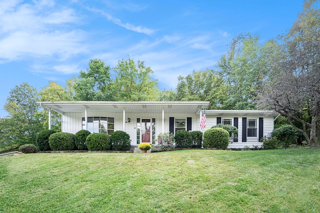 ranch-style home featuring a front lawn and covered porch