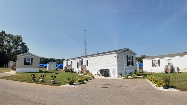 exterior space featuring a front yard