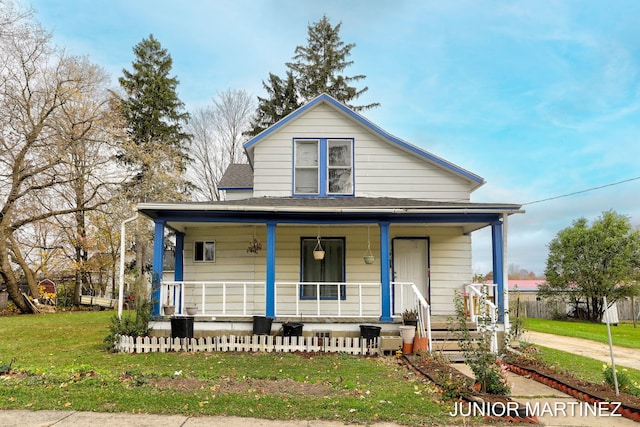 view of front facade featuring a front lawn and a porch