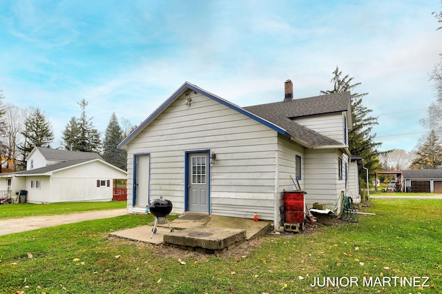 back of house featuring a yard