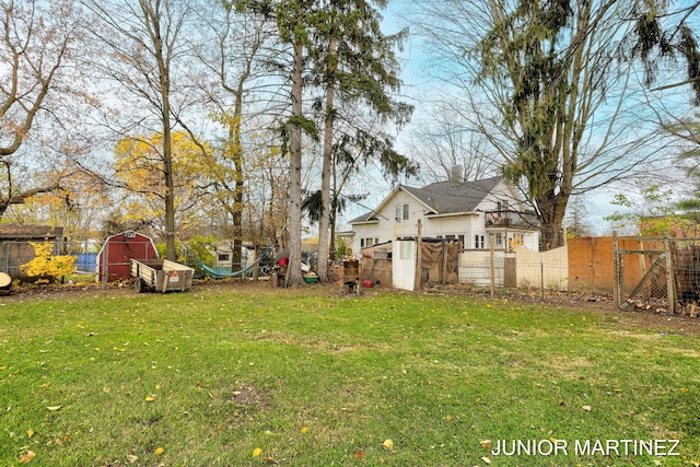 view of yard with a storage unit