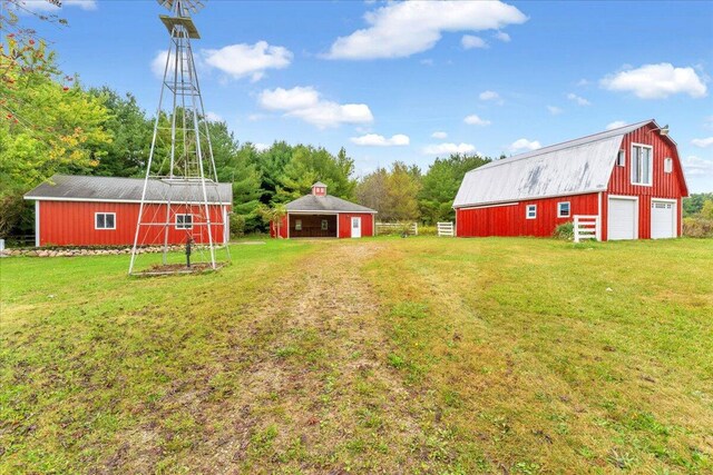 view of yard featuring an outdoor structure and a garage