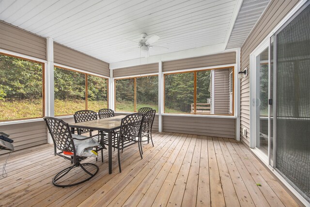 sunroom featuring ceiling fan