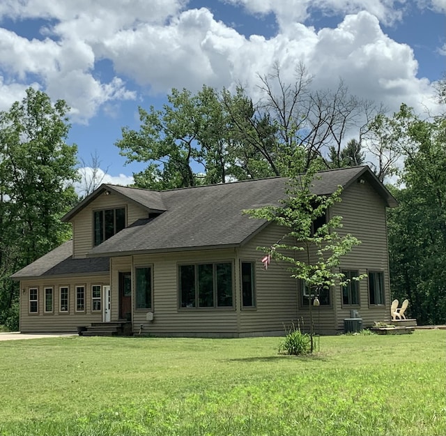 view of front of home featuring a front lawn