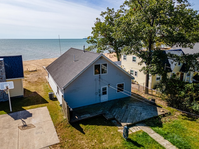 bird's eye view featuring a water view