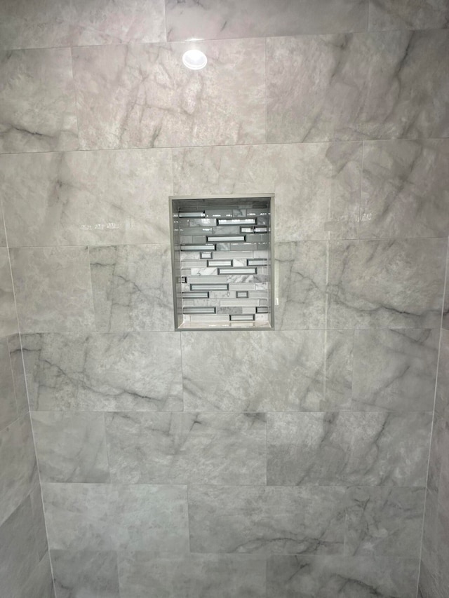 room details featuring a tile shower