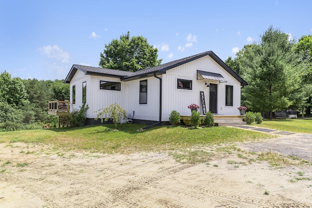 modern inspired farmhouse with a front lawn