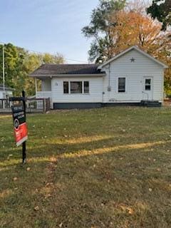 view of front of house with a front lawn