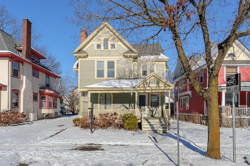 view of front of home featuring covered porch