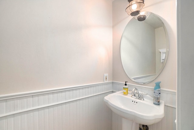 bathroom featuring sink