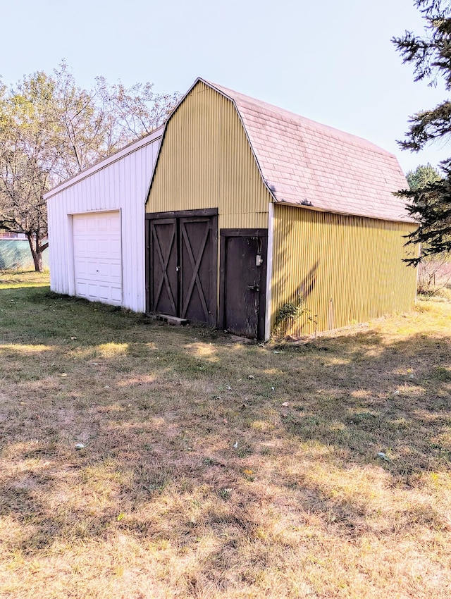 view of outdoor structure featuring a yard