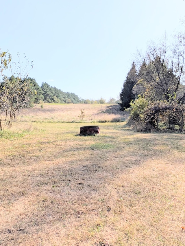 view of yard featuring a rural view