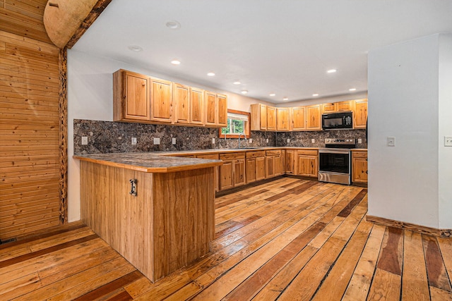 kitchen featuring sink, backsplash, stainless steel range with electric stovetop, kitchen peninsula, and light hardwood / wood-style flooring