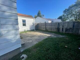 view of yard featuring a patio area