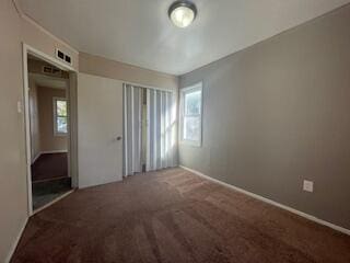 unfurnished room featuring a healthy amount of sunlight and carpet flooring