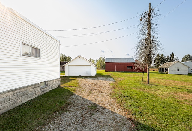 view of yard featuring an outdoor structure and a garage